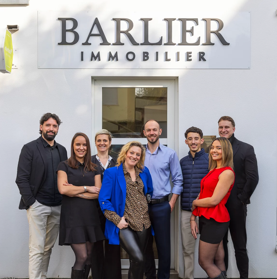 Conseillers Barlier Immobilier réunis devant les bureaux de l'agence dans le Bas-Rhin
